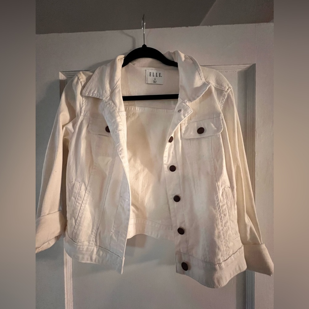 Elle white jacket only worn once  ! Great condition size medium